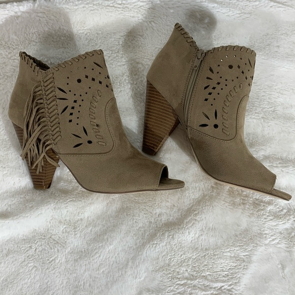 Indigo Rd Suede Taupe Tan Fringe Booties - 9 - Picture 4 of 6